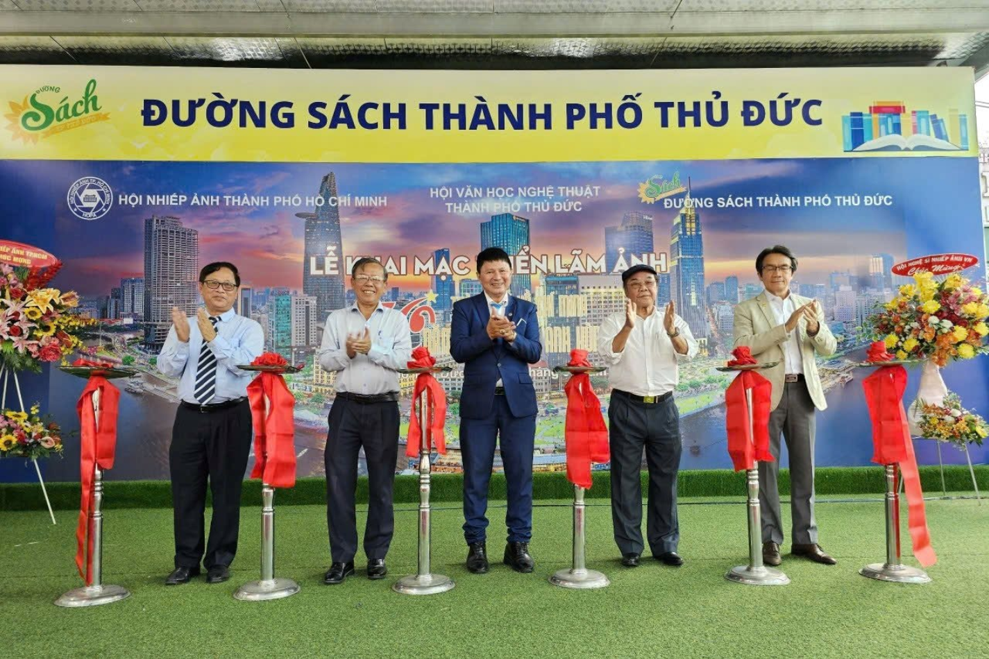 Triển lãm ảnh với chủ đề “Thành phố Hồ Chí Minh – 50 năm tự hào bản anh hùng ca”.